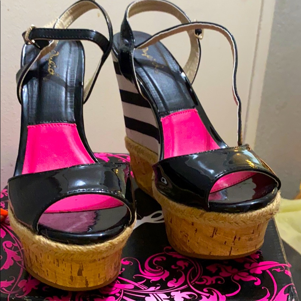 Black patent like open toe wedges size7